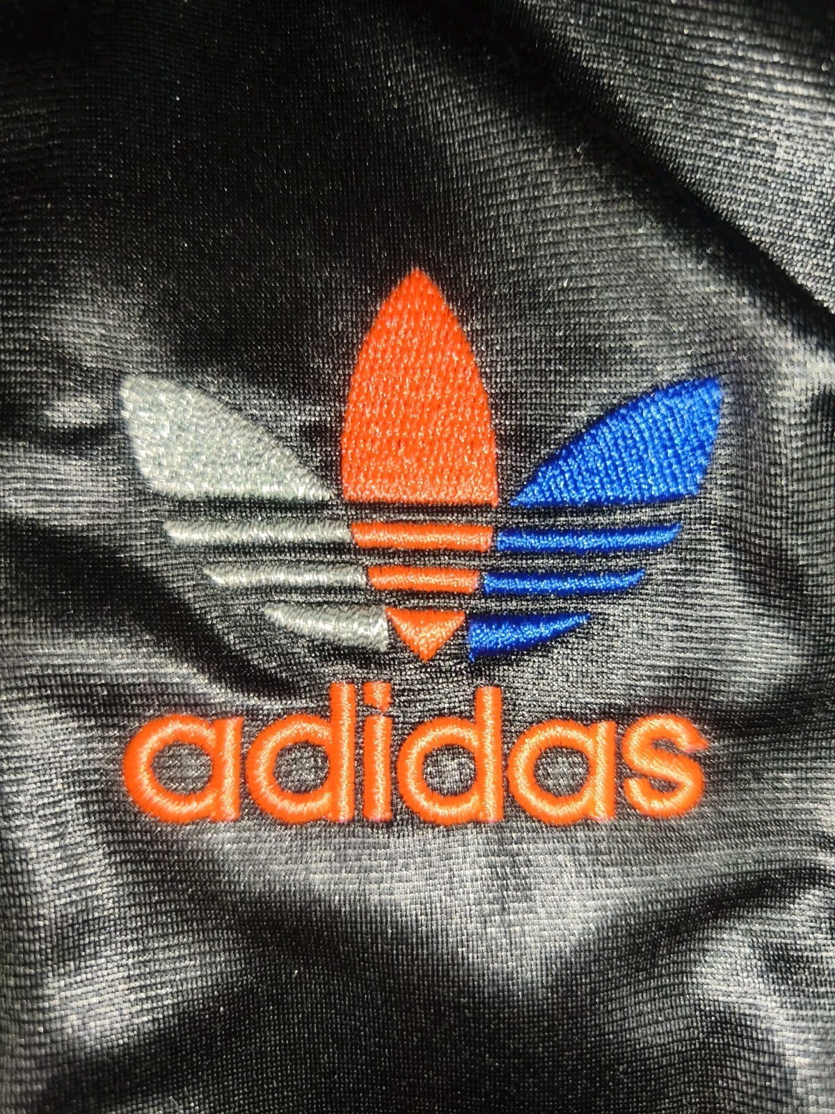 adidas Chile 62 Herren Jacke Kapuze Gr. S Schwarz Neon Orange, Wet-Look