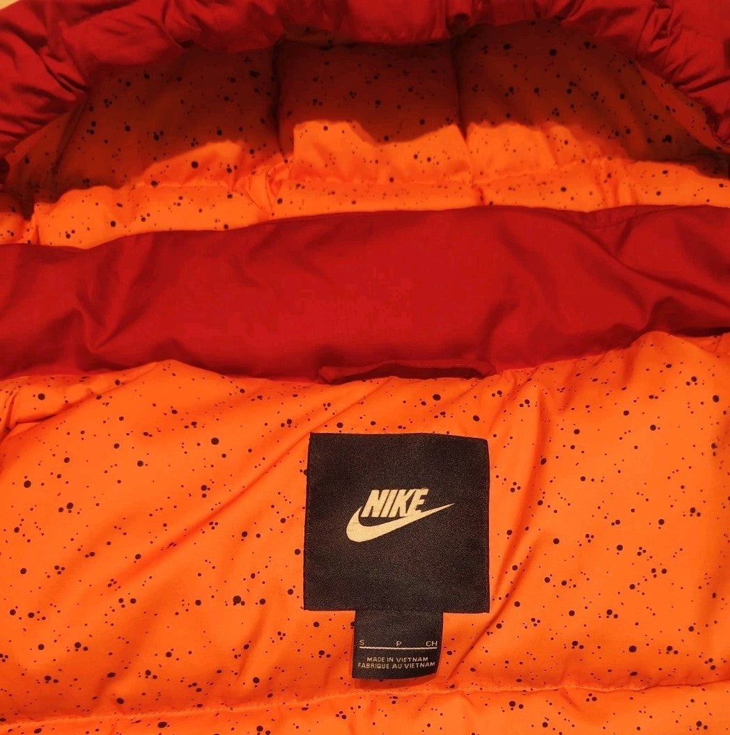 Nike Air Herren Puffer Weste Rot Orange Kapuze Steppweste Gr. S Winterweste