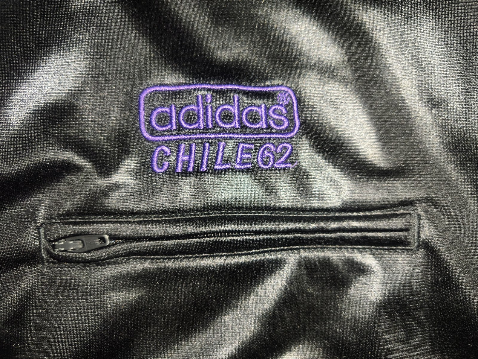 Adidas Chile 62 Trainingsjacke Herren Gr. M Schwarz Lila Glanz-Optik Wet-Look...
