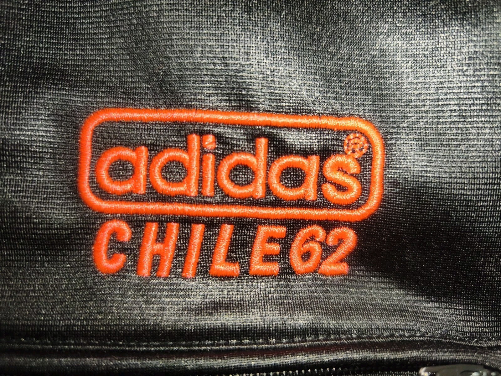 adidas Chile 62 Herren Jacke Kapuze Gr. S Schwarz Neon Orange, Wet-Look